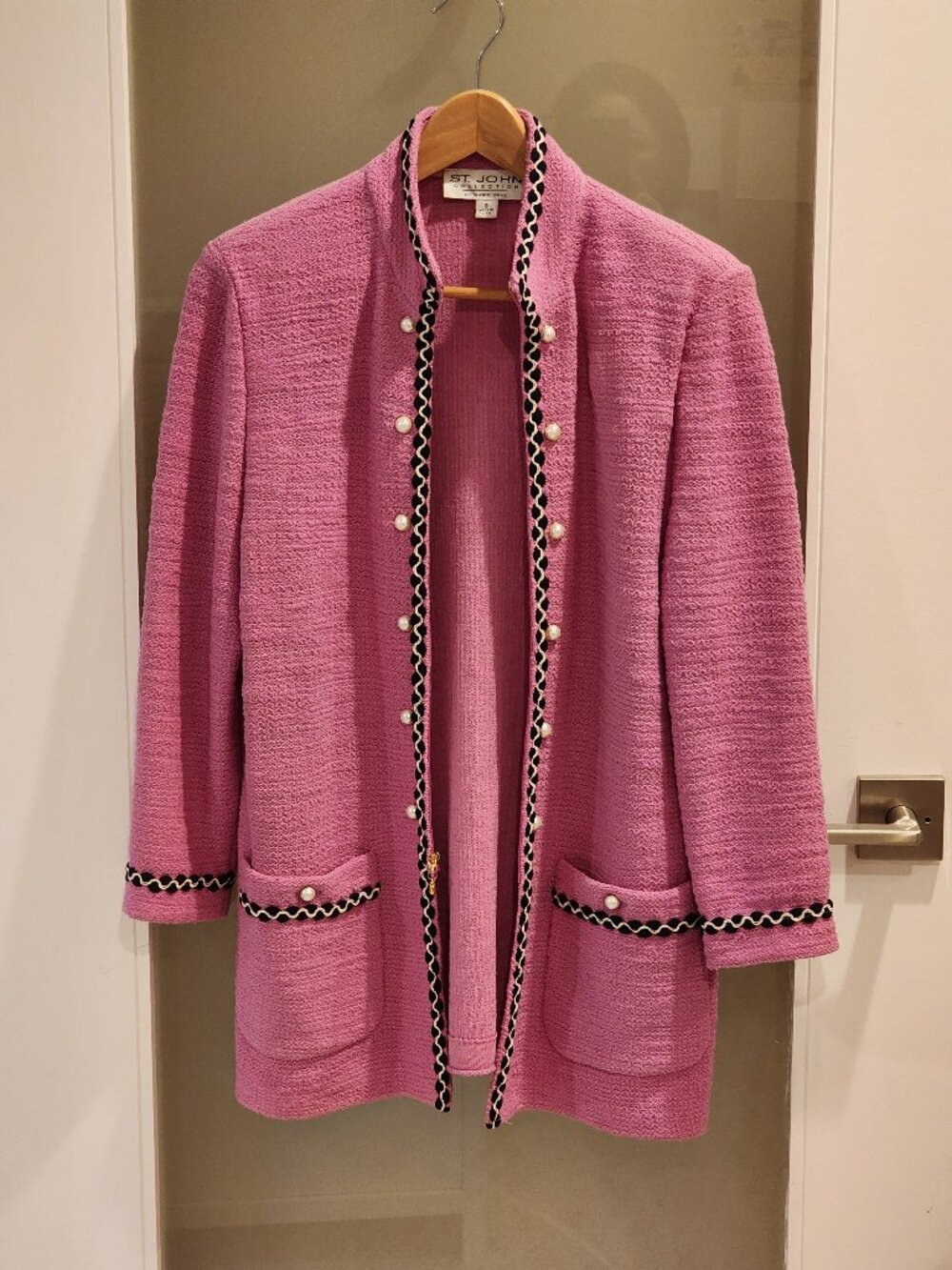 Excellent!!| US 8| ST JOHN:  Bright Pink/Black & Pearl button Blazer Jacket